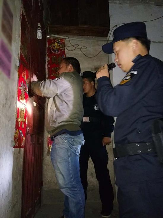 上海粗心妈妈误将幼女锁家中 民警全城寻开锁师傅开门